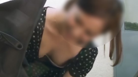 【盗撮動画】「今日はお天気いいね♡」赤子をあやす子育てシンママの胸チラ盗撮動画が爆誕 | 盗撮動画 | Ansuko.net