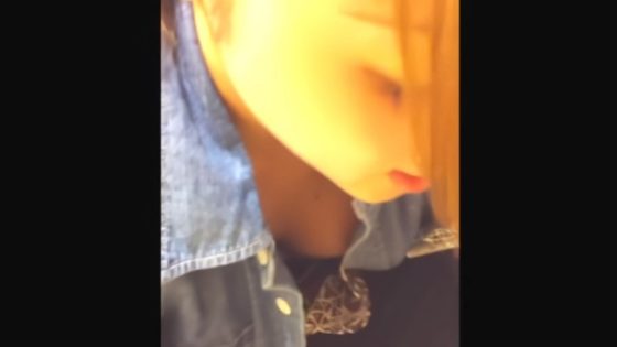 【盗撮動画】接客中の美人店員を巧みに誘導し胸チラを盗み撮り！完全にガチです・・・ | 盗撮動画 | Ansuko.net