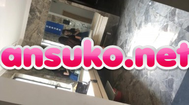 ショッピングモールの女性用トイレは、ビッグブラザーの女性たちを密かに撮影しており、彼女たちがトイレに行くときには小さな弟が待っている。