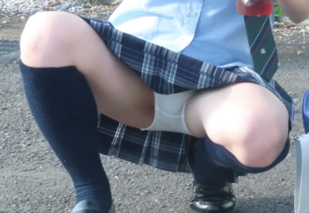 JKの大胆なしゃがみパンチラ！自分がパンチラしていることに全く気付かないｗ | 盗撮動画 | Ansuko.net