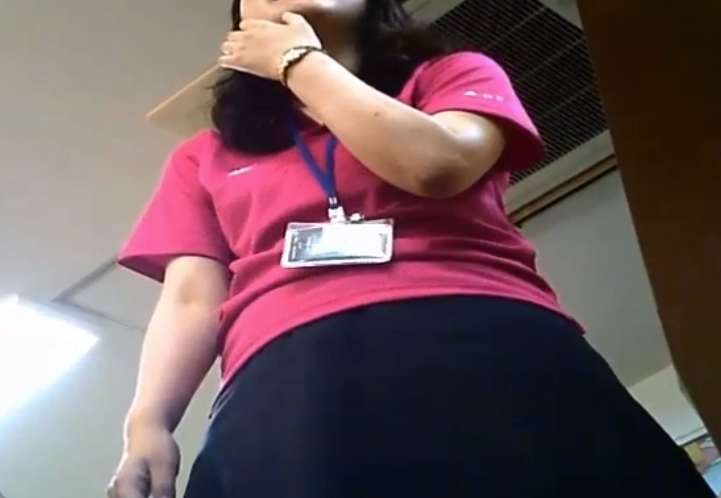 制服お姉さんを逆さ撮り！旅行会社のお姉さんのようですｗ | 盗撮動画 | Ansuko.net