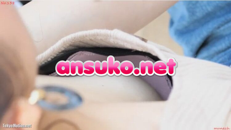 【胸チラ】美人なお姉さんの浮ブラの乳首チラを背後からじっくり盗撮