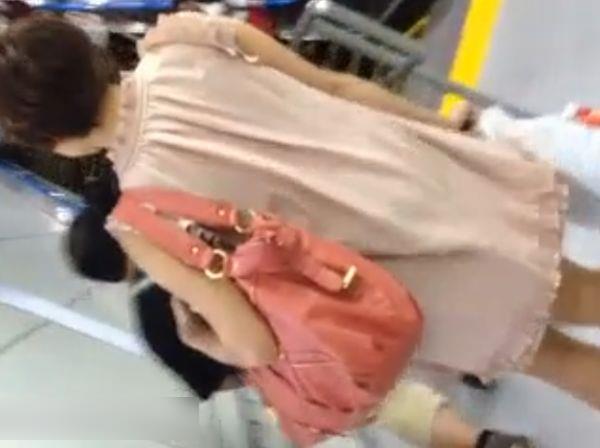 【盗撮】ショートヘア小顔美人のお姉さんのパンチラを駅構内で逆さ撮りすると超ムチ尻で最高すぎたｗｗｗ | 盗撮動画 | Ansuko.net