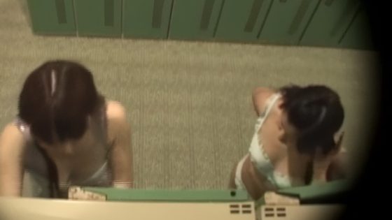 【盗撮動画】市民プールの女子ロッカールーム盗撮。2人の制服娘の生おっぱい見放題映像 | 盗撮動画 | Ansuko.net