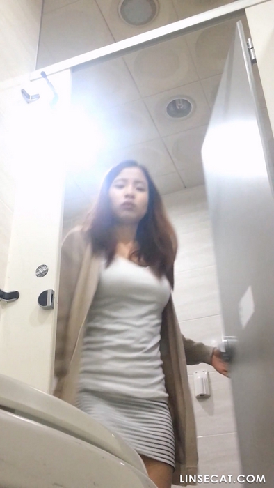 韓国ロッテ百貨店の隠しカメラ: 欲求不満の女の子がオナニーし、公衆トイレでうめき声を上げ、オーガズム中に小便を噴出する