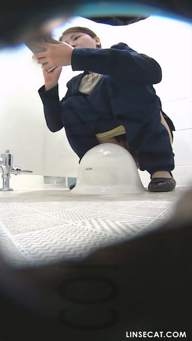 韓国のトイレ隠しカメラ: クリニックの患者と看護師がおしっこをしている。隣の女の子のうんちが臭すぎて髪で鼻を隠した