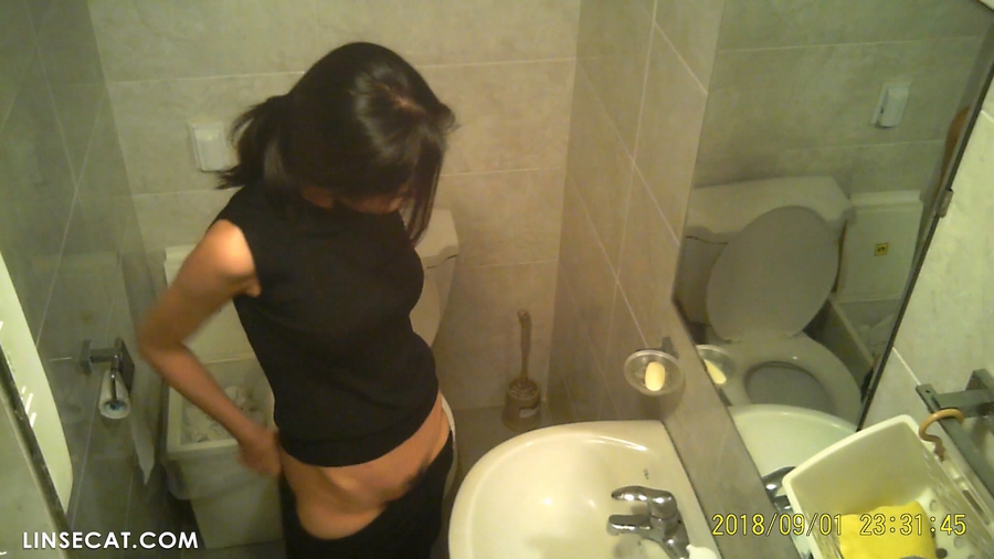 超エキサイティング！韓国の教会のトイレの隠しカメラ、若くて美しい女の子たち、ショーツに生理が来て、血痕を洗っている