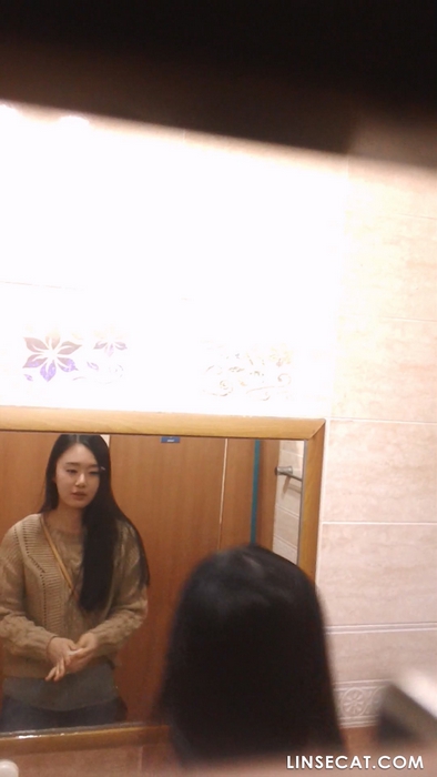 彼は韓国の女子トイレに隠れて、数十人の美少女がおしっこをしているところを覗き見した。彼女は鏡に向かって笑う練習をしている