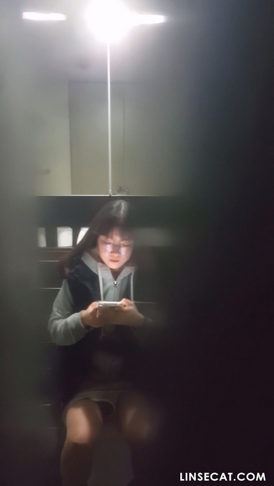 韓国のトイレ隠しカメラ: 公共の勉強部屋でおしっこをする女性たち。彼女はパンティーについた膣分泌物の匂いを嗅ぐ