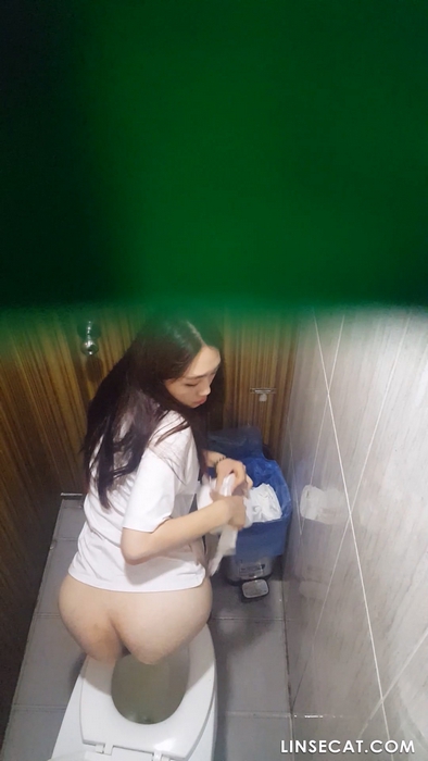 韓国バーのトイレに潜入して女の子のお尻を覗くと、美しくて個性的な女の子がとても魅力的です