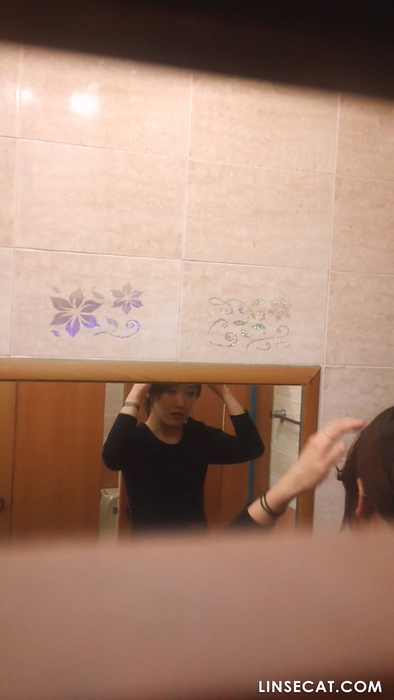 彼は韓国の女子トイレに隠れて、数十人の美少女がおしっこをしているところを覗き見した。彼女は鏡に向かって笑う練習をしている