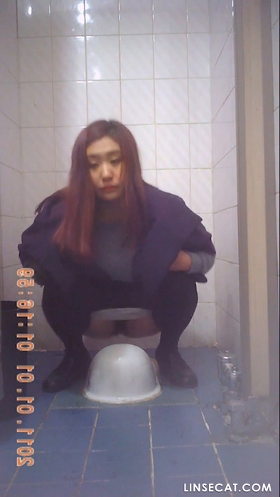 韓国のトイレのぞき見: 変な人ばかりです。彼女はトイレでアイスクリームを食べたり、ゴミ箱から他人の使用済みトイレットペーパーを拾って膣を拭いています。これは膣の病気を広めますか?