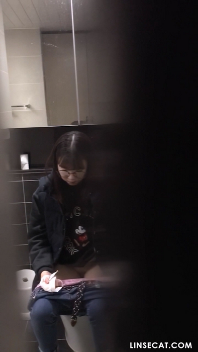 韓国のトイレ隠しカメラ: 公共の勉強部屋でおしっこをする女性たち。彼女はパンティーについた膣分泌物の匂いを嗅ぐ