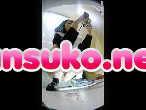 ショッピングモールの女性トイレのパノラマ盗撮は、若い女性のふっくらとした大きな脂肪アワビの数である