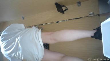 ミルクティー・ショップの女性用トイレで、2人の美女がブーイングが起きないように、丸いお尻とアソコを叩きながら遊んでいる。 | 盗撮動画 | Ansuko.net