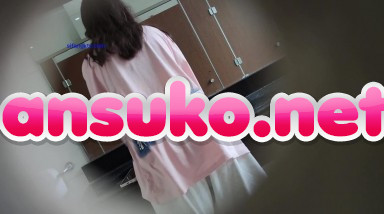 神様は大学の女子トイレに忍び込み、ピンクのビッグTシャツ美女の小さな黒いアワビをこっそり撮影した。