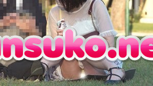 公園パンチラ１５　緑の芝生に黄色のパンツ♡人目を気にしない系な彼女 – エロ漫画の「エロ達」