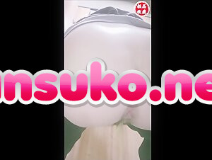 不器用な若い女性が口角を上げるパノラマリアショット、数秒でドアに入る若い女性、大きなお尻を突き出し、アソコの唇はピンクで超クリア