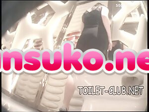 トップクラブハウスのレディーストイレ盗撮オリジナル！十数人の上質なお姫様たち、黒いシルクの長い脚、ストッキングとパンティを脱いで、トイレのトイレ、まばゆいばかりの女神たち！