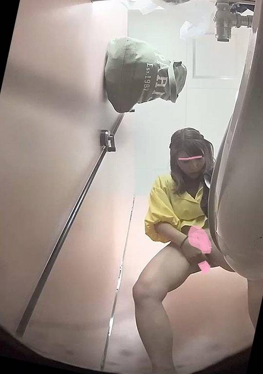 海の洋式トイレを２カメラで撮ってみた！６超美人ギャルのガニ股たんぽん紐いじりみますか？ガマンもあるよ | 盗撮動画 | Ansuko.net