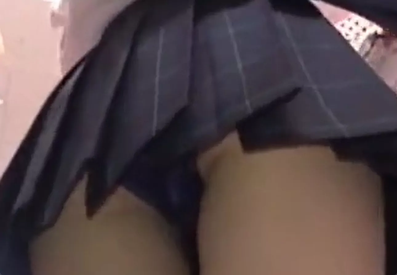 生意気そうなギャルJKの漆黒パンティを店内で逆さ撮り盗撮ｗ | 盗撮動画 | Ansuko.net