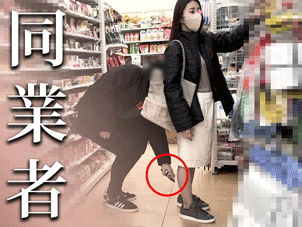 同業者がモバイルバッテリーで撮影。必死に逆さ撮りする鳥師vs上品な奥様【禁断の逆さ撮り】Vol.52 | 盗撮動画 | Ansuko.net 