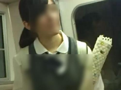 【盗撮】ロカールでは有名人の関西某沿線で通学するハーフ美少女JKがパンチラを隠し撮りされ無断公開の被害遭遇！ | 盗撮動画 | Ansuko.net