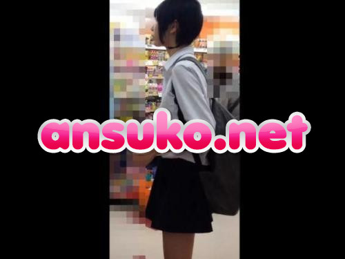 【盗撮】二次成長に入ったばかりで女のカラダにしては肉付きが甘い華奢なロリ美少女のパンチラ隠し撮り！