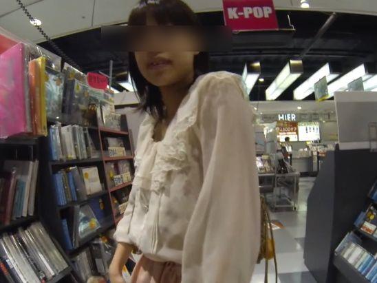 【盗撮】ヤバイやつ!店内で声掛け!清純お嬢さんのスカート内を逆さ撮りしてパンチラ無断撮影!