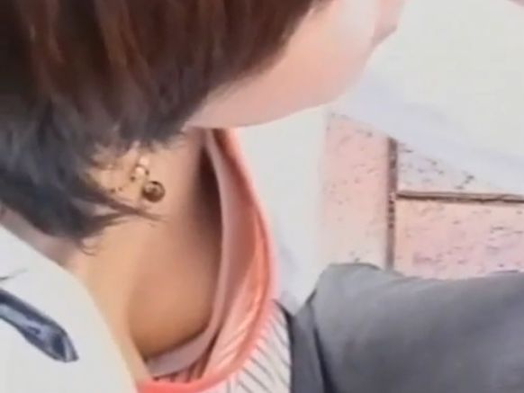 【盗撮】浮きブラして生チチ到達！お子様連れの美人ママたちの無防備すぎる胸チラ覗き込み！ | 盗撮動画 | Ansuko.net 