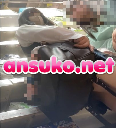 ◎ローアングル＃86 マスク越しでも可愛いと分かるJKのパンチラ