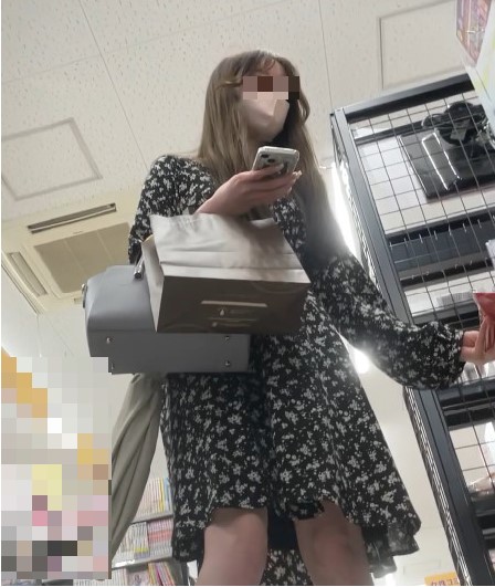 ◎ローアングル＃106 ワンピお姉さんとギャル風お姉さんのたまらないパンティー | 盗撮動画 | Ansuko.net
