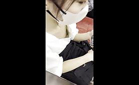 [電車胸チラ]美人が前屈みなので覗いてみたら乳首まで見えてました！ | 盗撮動画 | Ansuko.net