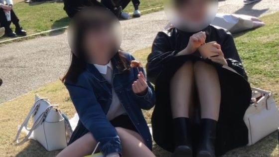【盗撮動画】お座り×神風パンチラが奇跡のコラボ。可愛いJDの白の生パンをご覧ください | 盗撮動画 | Ansuko.net 