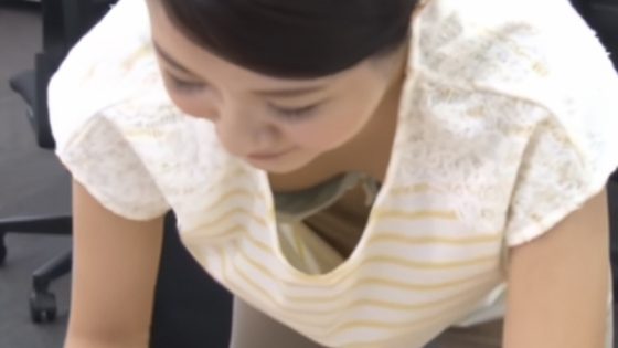 【胸チラ盗撮】某企業のオフィスで盗撮事案。清楚系美人OLの意外なデカ乳首をご覧ください | 盗撮動画 | Ansuko.net