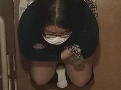 大股広げてオリシー丸見えなむっちりメガネちゃん【乱世厠神列伝】 | 盗撮動画 | Ansuko.net