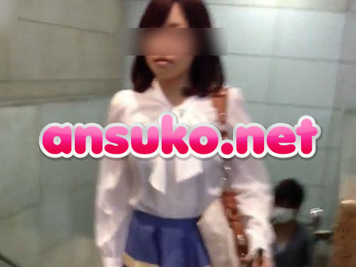 【盗撮】お澄まし顔で食い込み純白パンティ！超可愛いお嬢さんを逆さ撮りしたパンチラ映像！
