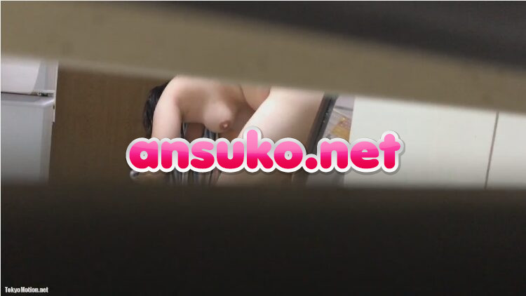 【民家】脱衣所の窓の隙間からお風呂上がりの巨乳な女性を盗撮した動画