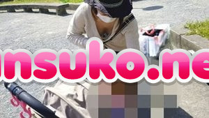 公園ガバガバの胸元から乳首を晒す妻 – エロ漫画の「エロ達」