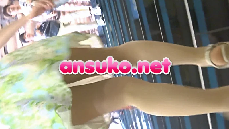 パンチラ盗撮 OLさん ピンクパンツを電車内と階段で粘着撮影 [145MB]