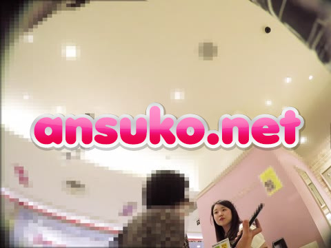 アクセ店員に粘着。何度もカウンターから呼び出し純白Pを撮影【声かけ】
