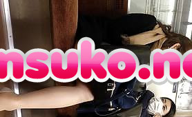 (電車対面）(顔出し)マスクをしても…美人過ぎることが隠し切れないOLさん…パンプスからそそり立つパンストあんよを観察してみまし