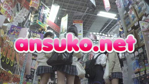 パンチラ2人組JKカラコン選びながらお尻を突き出し逆さ撮り20