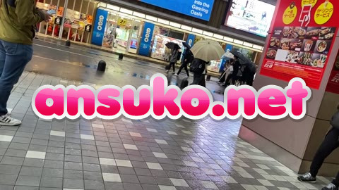 【パンチラ盗撮】町中で声かけられまくりのぴえん系ト◯横キッズの純白パンツを凸激撮
