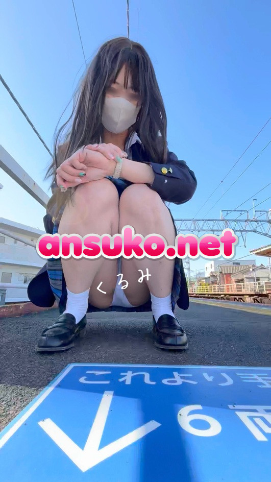 超ミニスカ青チェ制服電車内白綿パンのパンチラ♡