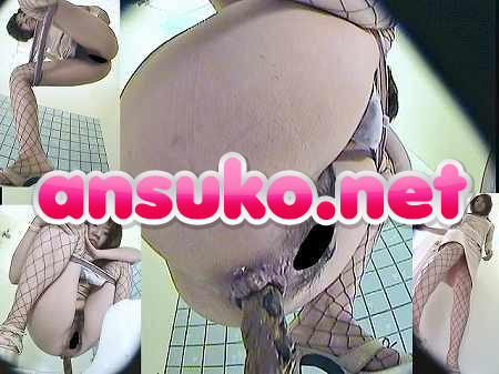 （個人撮影）新・和式公衆トイレ便器内からオマ〇コ激撮②