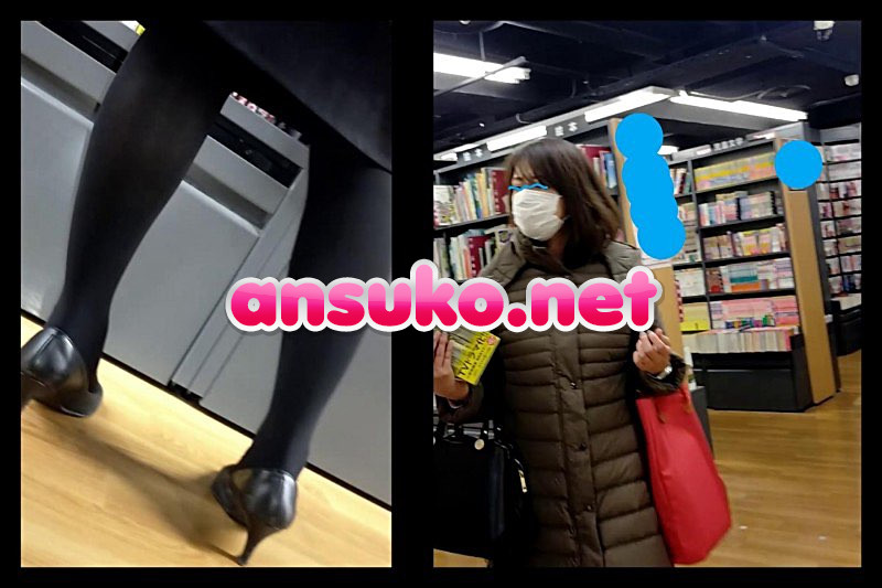 【スマホで逆さ撮り56】ミニスカ黒スト人妻OL 仕事帰りに本屋でスカート内撮られてパンティ晒される【素人盗撮】 [271MB]