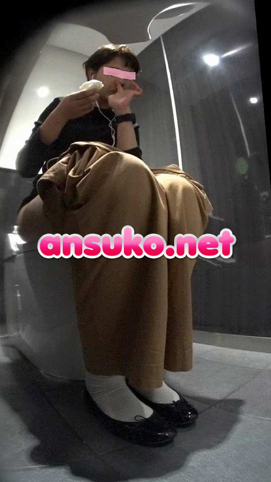 おしゃれな洋式12おしっこ我慢と全力鼻ほじ娘