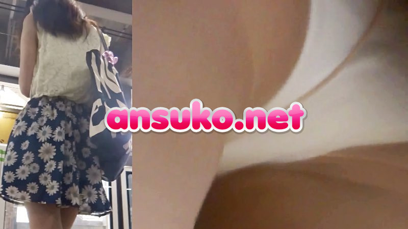 パンチラ盗撮 OLさん パンスト越しの白パンツを電車内で [164MB]