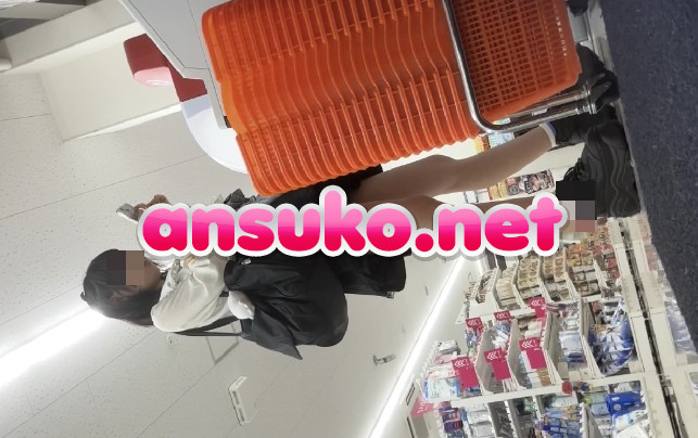 【4k】可愛い大学生風女子の白パンツ